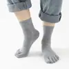 Meias Masculinas de Cinco Dedos Atualizadas Cor Sólida Algodão Absorventes de Suor Respiráveis Meias de Dedos Esportivas Primavera e Outono Meia de Cano Médio de Cinco Dedos