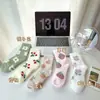 Calcetines Cálidos de Invierno para Dormir Lindos Dulces de Cereza Calcetines Gruesos Peludos Rellenos para Mujer Calcetines de Piso Calcetines de Tubo Medio