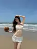 Novo conjunto de biquíni estilo europeu e americano para mulheres 2026, um maiô de três peças em cores sólidas, projetado para proporcionar um caimento valorizador.