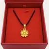 Popular collar de flor con forma de corazón para mujer, diseño de nicho de lujo ligero con un toque de alta gama, cadena versátil para la clavícula de uso diario, elegante accesorio para el cuello