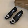 Sapatos de bico quadrado estilo francês Sapatos femininos 2025 Início da primavera Novos sapatos de salto grosso com strass Salto baixo Um passo Salto alto raso