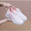 Sapatos de corrida femininos de malha oca para comércio exterior, refrescantes, não abafam, multicoloridos em estoque, fonte transfronteiriça, sapatos casuais femininos