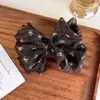 Pinza de plátano con lazo doble floral suave, clip vertical de gasa texturizada, accesorio de pelo retro de dos colores leche y café, para recogido a medias