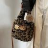 Bolso Pequeño Peludo con Estampado de Leopardo Súper Moderno para Mujer 2026 Nuevo Otoño e Invierno Versátil Bolso Cruzado Bolso de Mano Bolso Cubo Peludo
