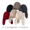 Chapéu de tricô de cashmere para mulheres, chapéu versátil que cobre as orelhas, chapéu aviador de cor sólida, chapéu quente para cobrir a cabeça, chapéu Lei Feng, chapéu para clima frio ao ar livre