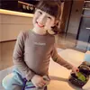 Camisetas de manga larga para niñas de primavera y otoño, ropa elegante para bebés y niños, diseño de letras bordadas de moda estilo coreano, camiseta interior con forro polar