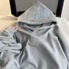 Sudadera con capucha de hip-hop de moda para hombres y mujeres, primavera y otoño, con un diseño elegante, corte holgado informal, bordada, sudadera versátil
