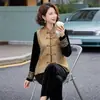 Novo conjunto de colete estilo chinês, um traje de três peças para mães, adequado para primavera e outono, elegante e versátil, um conjunto feminino em veludo dourado para mulheres de meia-idade e idosas