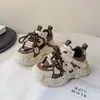 Tênis infantil 2025 primavera e outono novo estilo sapatos de menino malha respirável tênis de corrida meninas sola macia sapatos de pai atacado