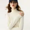 Nueva camiseta base de punto de cachemira para otoño e invierno, color liso de moda, estilo coreano, cuello alto simple, engrosada y cálida para mujer