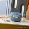 Bolsa Feminina de Couro Genuíno Transfronteiriça, Nova Bolsa de Cintura Estampada em Relevo, Bolsa Sela, Bolsa Transversal de Nicho de Alta Qualidade, Bolsa Versátil com Corrente