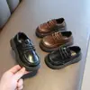 Sapatos de couro para meninas 2026 novo modelo primavera e outono, sapatos de performance pretos para meninos pequenos, sapatos de performance para meninas com solas macias