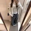 Cárdigan a rayas estilo coreano para mujer combinado con un top de tirantes, conjunto elegante de dos piezas para principios de otoño: top de punto de manga larga y chaqueta