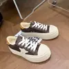 Tênis femininos estilo europeu com estampa de estrelas 2026, sapatos casuais com cadarço e estampa de estrelas, sola grossa, versáteis, confortáveis, leves, modernos