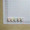 Estilo Japonés Dulce y Sencillo Gatito Fresita Hecho a Mano DIY Pegamento de Crema Pegatinas para Coche Funda de Teléfono Zuecos Bolso Pasador