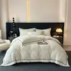 Juego de Cuatro Piezas de Terciopelo de Leche con Borde Ancho 2026 Nuevo Juego de Cuatro Piezas Engrosado Cálido Otoño/Invierno Juego de Ropa de Cama Simple Elegante de Lujo Ligero