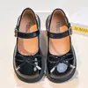 Sapatos de couro para meninas, novo estilo 2026, sapatos Mary Jane macios para crianças, sapatos escolares pretos para meninas pequenas, adequados para a escola e apresentações