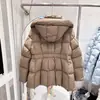 Invierno 2025 Nuevo para Mujer Corta con Capucha de Longitud Media Engrosada Cuello Alto Moderna Blanca de Plumón de Pato Chaqueta de Estudiante