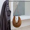 Bolso versátil de forma de media luna para otoño e invierno, bolso de mano de cuero mate retro, bolso de mano transfronterizo para mujer, bolso de hombro de estilo nuevo simple