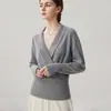 Coleção Outono/Inverno 2026: suéter feminino de cashmere liso, justo, quente e estiloso com decote cruzado
