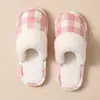 Pantuflas de algodón a cuadros retro estilo japonés con bloques de color para hombres y mujeres, cómodas y absorbentes del sudor para uso doméstico en otoño e invierno, pantuflas de suela suave y silenciosas para parejas