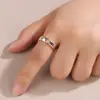 Anillo de Cruz con Circonita Arcoíris Degradado de Moda para Mujer, Diseño de Lujo Ligero, Sensación Exquisita de Alta Gama, Estilo Minimalista, Anillo Abierto Personalizado