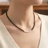 Moderna, minimalista e elegante, esta corrente para clavícula feita à mão com cristais pretos exala um toque de luxo discreto.. É uma escolha sofisticada e de alta qualidade para trajes de noite, apresentando delicados detalhes prateados.