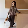 Conjunto de sudadera con forro polar para niña, nuevo estilo otoño/invierno 2026, top de rayas con forro polar de cuello redondo a la moda y pantalones con forro polar