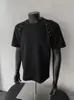 Camiseta curta de manga curta estilo americano, resistente, com detalhes de rebites e ombreiras, para homens, com design cool e moderno, top casual de nicho