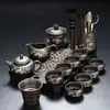 Juego de té de arcilla púrpura con diseño de bambú dorado, que incluye una tetera y tazas de servicio para uso doméstico, con un asa para prevenir quemaduras y asegurar la distribución uniforme del té