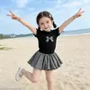 2026 Novo Conjunto de Duas Peças Verão Doce Saia Xadrez Elegante Versátil Blusa de Manga Curta Infantil e Saia Curta Floral