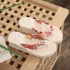 Novas Sandálias de Dedo Femininas de Verão com Plataforma Grossa, Moda Étnica Bohemian em Tecido de Cetim, Roupas de Exterior, Sandálias de Praia Transfronteiriças