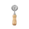 En stock cortador de pasteles roble rueda para pastel rueda para pastel de acero inoxidable cuchillo para pizza cuchillo de rodillo molde para galletas fabricantes al por mayor