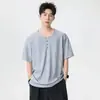 Camiseta Masculina de Tricô com Gola Henley, Jacquard Vazado Estilo Old Money de Luxo Antigo, Design de Nicho com Tachas Decorativas Metálicas, 26 Luzes