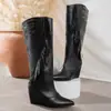 Botas altas de punta fina estilo francés para mujer que aumentan la altura, nuevo modelo Otoño e Invierno 2026, botas de tacón alto de moda versátiles negras con cremallera
