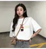 Camiseta Simples com Estampa de Letras Gola Redonda Manga Curta Feminina Verão Novo 2025 Estilo Hong Kong Solta Roupa Elegante Tendência