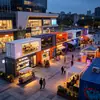 Tiendas contenedor de calle comercial de moda, puestos de venta, mercados nocturnos turísticos culturales en contenedores, tiendas contenedor de calle de comida