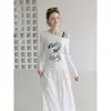 Look de duas peças com estampa plissada, caimento solto estilo coreano, camiseta ombro a ombro para mulheres, outono 2026, top casual versátil de manga longa
