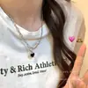 Collar de corazón negro para mujer, nuevo modelo popular 2026, nicho de lujo ligero, cadena dulce y genial para la clavícula, accesorio de cadena de suéter de alta gama