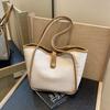 Bolsa Tote Fashionável de Cor Contrastante Estilo Coreano para Mulheres 2026 Nova Bolsa de Ombro Casual Simples Bolsa de Ombro Acolchoada de Alta Qualidade