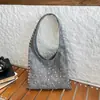 Bolsa Tote de Moda Europeia e Americana Nova para o Inverno de 2025, Bolsa de Ombro Personalizada Tendência Cool com Bolinhas e Rebites para Mulheres