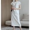 Vestido T-shirt Branco com Design de Nicho, Gola Redonda, Manga Curta para Mulheres, Novo Estilo Elegante e Valorizador da Silhueta Estilo Ins Verão 2026