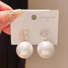 Brincos de Zircônia Imitando Pérola Duplo C Banhados a Ouro Real 18K Leve Luxo Brincos Festivos de Ano Novo da Moda Brincos de Alto Padrão para Mulheres