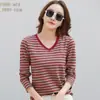 379 Camiseta de Manga Longa Listrada Outono e Inverno Versátil Feminina Camada Base Efeito Emagrecedor Cor Contrastante Listras Retrô Camiseta com Decote V Roupa de Baixo
