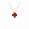 Colar Trevo de Quatro Folhas V Gold 2026 Banhado a Ouro 18K com Pingente de Ágata Vermelha e Concha Branca, Escultura Delicada, Luxo Leve, Design de Nicho