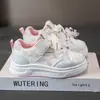 Tênis infantil 2026 outono novo moda antiderrapante couro estiloso versátil à prova d'água resistente ao desgaste casual para meninas