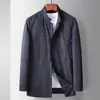 Jaqueta Masculina 2026 Primavera e Outono Novo Estilo Gola Alta Levemente Elástica Cor Sólida Casual de Negócios Resistente a Amassados Não Precisa Passar Casaco para Homens Jovens e de Meia-Idade