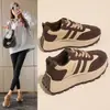 Zapatos de plataforma estilo Hong Kong transfronterizos para mujer, suela gruesa, nuevos para Otoño e Invierno 2024, populares en Internet, súper populares, casuales, deportivos, de moda, Zapatos Forrest Gump