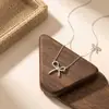 Collar de plata de ley s925 con lazo para mujer, lujo ligero, alta gama, cadena para clavícula de nicho, elegante y versátil, nueva cadena para el cuello al por mayor