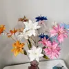Nueva simulación de flores de 3 cabezas, pequeño lirio, fondo de auditorio de boda, mesa de hotel suave, flores falsas colocadas